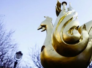 Patung Ayam Jantan Emas Berdiri di Puncak Katedral Notre Dame