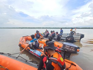 Wanita Paruh Baya Lompat dari Jembatan, Tim SAR Turun Tangan