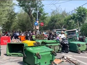 Protes Satpol PP, PKL Batu-batu Kenjeran Blokade Jalan dengan Bak Sampah