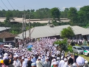 Istri Habib Rizieq Dimakamkan di Megamendung, Dilepas HRS-Jemaah