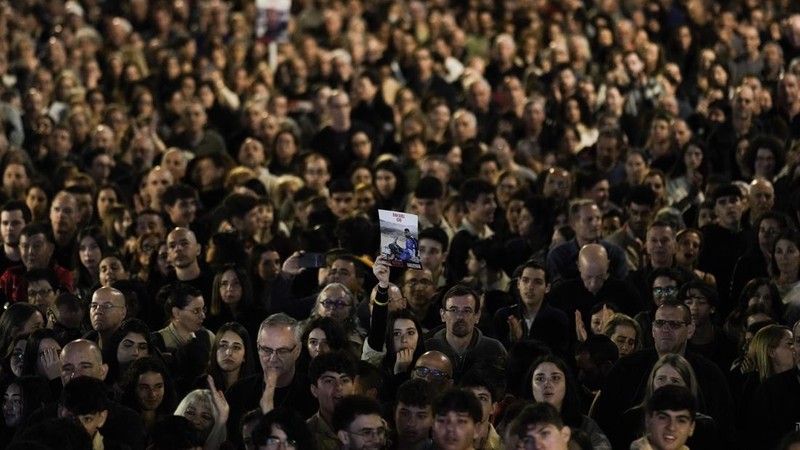 Ribuan warga Israel melakukan unjuk rasa di Hostages Plaza, Tel Aviv, Sabtu (16/12/2023) malam. (AP Photo/Leo Correa)