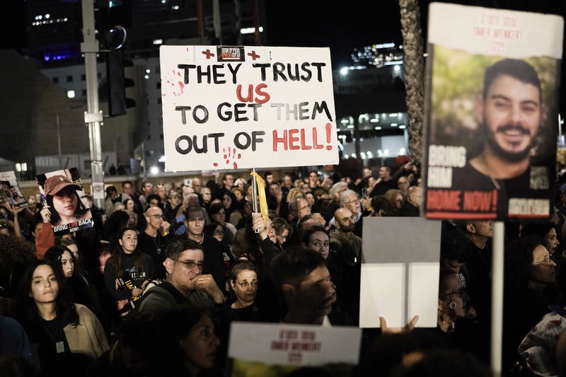 Ribuan warga Israel melakukan unjuk rasa di Hostages Plaza, Tel Aviv, Sabtu (16/12/2023) malam. (AP Photo/Leo Correa)