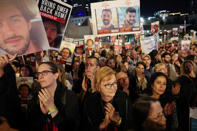 Ribuan warga Israel melakukan unjuk rasa di Hostages Plaza, Tel Aviv, Sabtu (16/12/2023) malam. (AP Photo/Leo Correa)