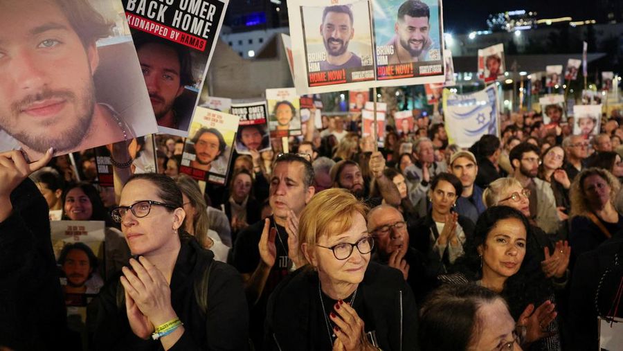 Ribuan warga Israel melakukan unjuk rasa di Hostages Plaza, Tel Aviv, Sabtu (16/12/2023) malam. (AP Photo/Leo Correa)