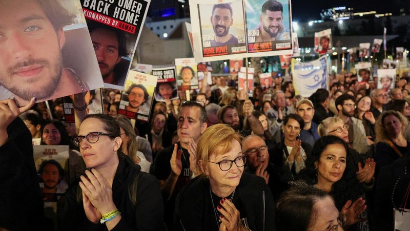 Ribuan warga Israel melakukan unjuk rasa di Hostages Plaza, Tel Aviv, Sabtu (16/12/2023) malam. (AP Photo/Leo Correa)
