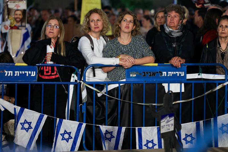 Ribuan warga Israel melakukan unjuk rasa di Hostages Plaza, Tel Aviv, Sabtu (16/12/2023) malam. (AP Photo/Leo Correa)