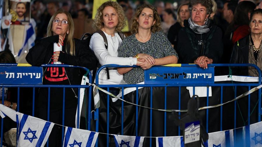 Ribuan warga Israel melakukan unjuk rasa di Hostages Plaza, Tel Aviv, Sabtu (16/12/2023) malam. (AP Photo/Leo Correa)