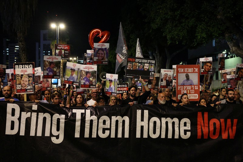 Ribuan warga Israel melakukan unjuk rasa di Hostages Plaza, Tel Aviv, Sabtu (16/12/2023) malam. (AP Photo/Leo Correa)