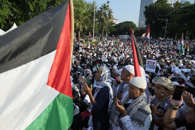 Sejumlah massa aksi membawa replika jenazah anak-anak saat melakukan unjuk rasa di depan Kedubes Amerika Serikat (AS), Jalan Medan Merdeka Selatan, Jakarta, Minggu (17/12/2023). (AP Photo/Achmad Ibrahim)