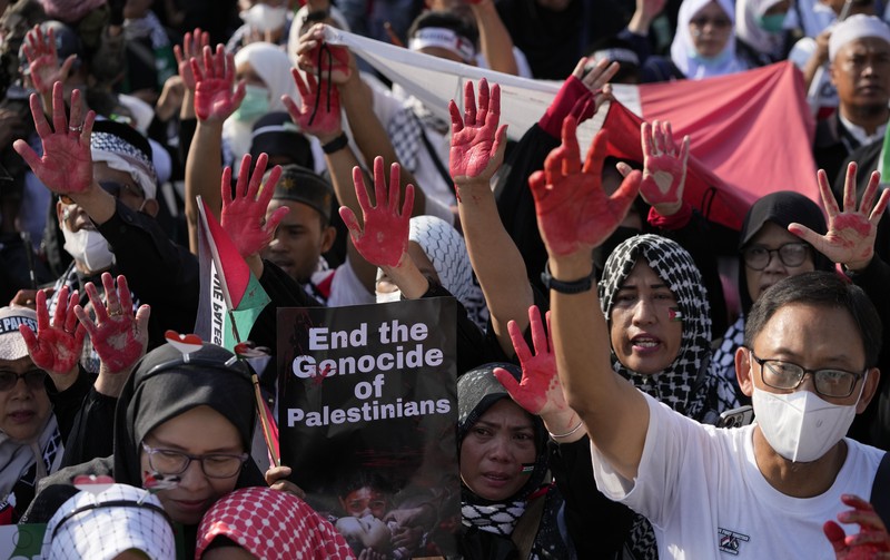 Sejumlah massa aksi membawa replika jenazah anak-anak saat melakukan unjuk rasa di depan Kedubes Amerika Serikat (AS), Jalan Medan Merdeka Selatan, Jakarta, Minggu (17/12/2023). (AP Photo/Achmad Ibrahim) Sejumlah massa aksi membawa replika jenazah anak-anak saat melakukan unjuk rasa di depan Kedubes Amerika Serikat (AS), Jalan Medan Merdeka Selatan, Jakarta, Minggu (17/12/2023). (AP Photo/Achmad Ibrahim)