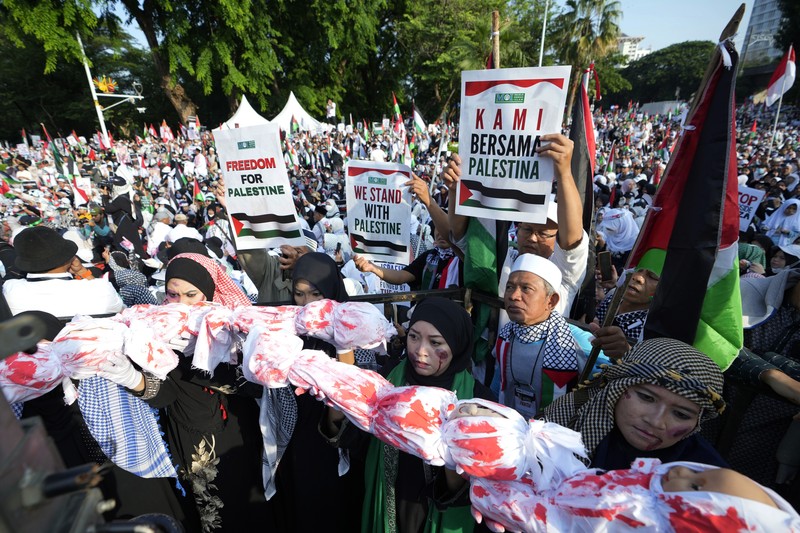 Sejumlah massa aksi membawa replika jenazah anak-anak saat melakukan unjuk rasa di depan Kedubes Amerika Serikat (AS), Jalan Medan Merdeka Selatan, Jakarta, Minggu (17/12/2023). (AP Photo/Achmad Ibrahim) Sejumlah massa aksi membawa replika jenazah anak-anak saat melakukan unjuk rasa di depan Kedubes Amerika Serikat (AS), Jalan Medan Merdeka Selatan, Jakarta, Minggu (17/12/2023). (AP Photo/Achmad Ibrahim)