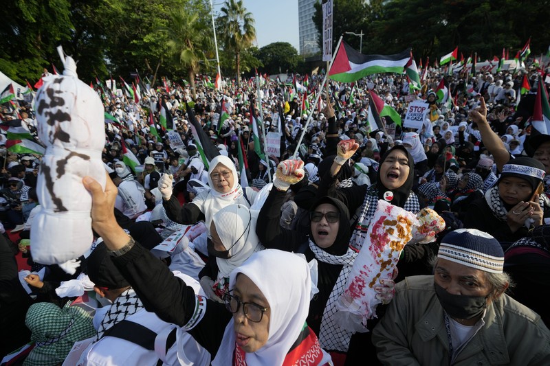 Sejumlah massa aksi membawa replika jenazah anak-anak saat melakukan unjuk rasa di depan Kedubes Amerika Serikat (AS), Jalan Medan Merdeka Selatan, Jakarta, Minggu (17/12/2023). (AP Photo/Achmad Ibrahim) Sejumlah massa aksi membawa replika jenazah anak-anak saat melakukan unjuk rasa di depan Kedubes Amerika Serikat (AS), Jalan Medan Merdeka Selatan, Jakarta, Minggu (17/12/2023). (AP Photo/Achmad Ibrahim)