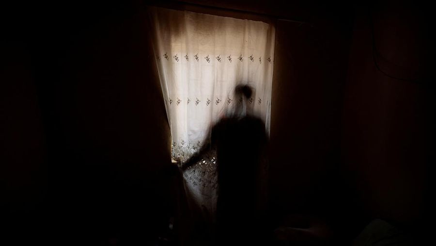 Senegeal mulai gunakan gelang elektronik untuk pemantauan narapidana di tengah penuhnya penjara. (REUTERS/Zohra Bensemra)
