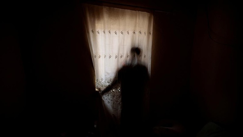 Senegeal mulai gunakan gelang elektronik untuk pemantauan narapidana di tengah penuhnya penjara. (REUTERS/Zohra Bensemra)