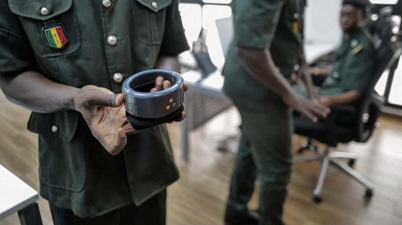 Senegeal mulai gunakan gelang elektronik untuk pemantauan narapidana di tengah penuhnya penjara. (REUTERS/Zohra Bensemra)