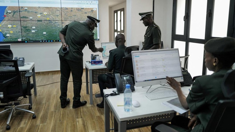 Senegeal mulai gunakan gelang elektronik untuk pemantauan narapidana di tengah penuhnya penjara. (REUTERS/Zohra Bensemra)