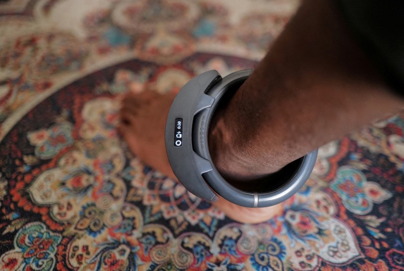 Senegeal mulai gunakan gelang elektronik untuk pemantauan narapidana di tengah penuhnya penjara. (REUTERS/Zohra Bensemra) Senegeal mulai gunakan gelang elektronik untuk pemantauan narapidana di tengah penuhnya penjara. (REUTERS/Zohra Bensemra)
