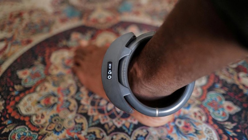 Senegeal mulai gunakan gelang elektronik untuk pemantauan narapidana di tengah penuhnya penjara. (REUTERS/Zohra Bensemra)