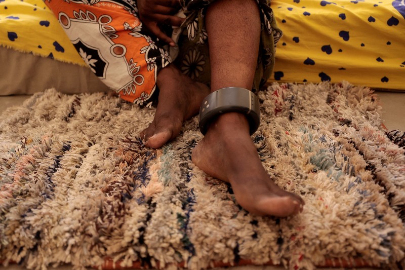 Senegeal mulai gunakan gelang elektronik untuk pemantauan narapidana di tengah penuhnya penjara. (REUTERS/Zohra Bensemra) Senegeal mulai gunakan gelang elektronik untuk pemantauan narapidana di tengah penuhnya penjara. (REUTERS/Zohra Bensemra)