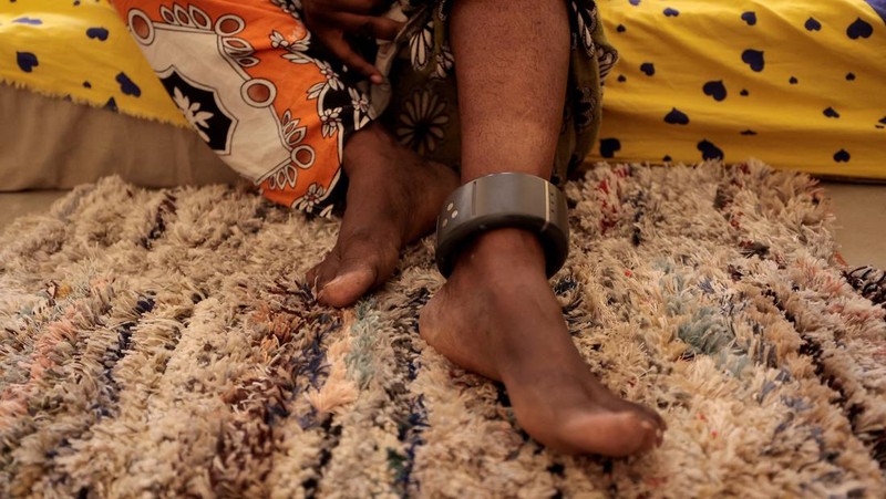 Senegeal mulai gunakan gelang elektronik untuk pemantauan narapidana di tengah penuhnya penjara. (REUTERS/Zohra Bensemra)
