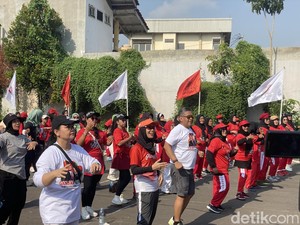 Siti Atikoh dan Hasto Senam Diiringi Lirik Jar Jar Jar Ayo Pilih Ganjar