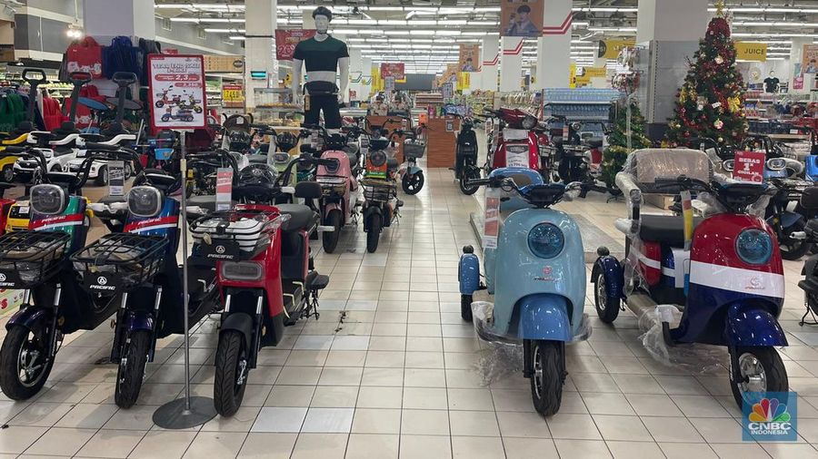 Suasana saat berlangusngnya Full Day Sale di Transmart ITC BSD CIty, Tangerang Selatan, Banten, Minggu (17/12/2023).  (CNBC Indonesia/Teti Purwanti)