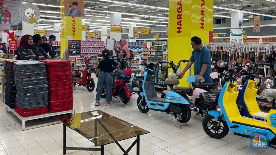 Suasana saat berlangusngnya Full Day Sale di Transmart ITC BSD CIty, Tangerang Selatan, Banten, Minggu (17/12/2023). (CNBC Indonesia/Teti Purwanti)