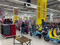 Warga Berburu Sepeda Listrik di Transmart, Super Murah!