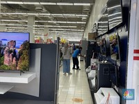 Emak-Emak Incar TV Jelang Tahun Baru, Termurah di Transmart!