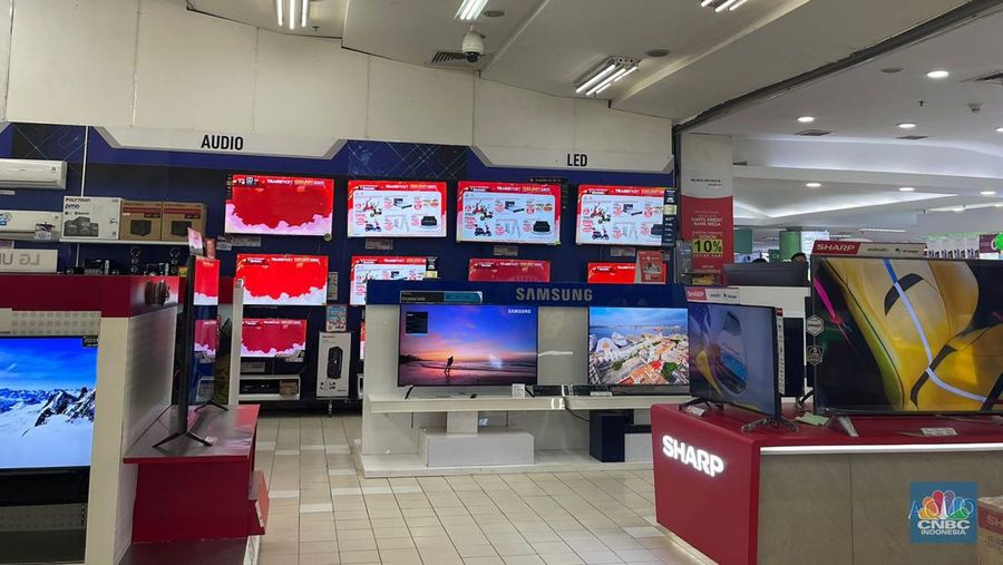Suasana saat berlangusngnya Full Day Sale di Transmart ITC BSD CIty, Tangerang Selatan, Banten, Minggu (17/12/2023).  (CNBC Indonesia/Teti Purwanti)