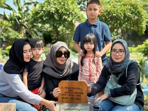 Pulang dari London, Syahnaz Sadiqah dan Amy Qanita Nyekar ke Makam Ibunda Jeje