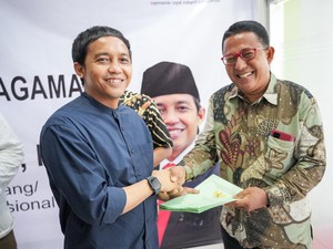 Wamen ATR/BPN Serahkan 10 Sertifikat Tanah Rumah Ibadah di Jepara