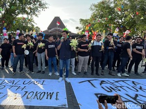 Massa Mahasiswa di Solo Gelar Aksi Sambil Bawa Jagung Ingin Ketemu Gibran