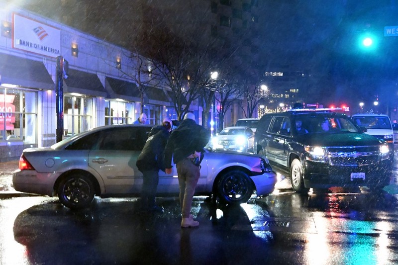 Anggota Dinas Rahasia AS bergegas menuju mobil, setelah menabrak iring-iringan mobil SUV, saat Presiden AS Joe Biden meninggalkan markas kampanyenya di Wilmington, Delaware pada 17 Desember 2023. Anggota Dinas Rahasia AS bergegas menuju mobil, setelah menabrak iring-iringan mobil SUV, saat Presiden AS Joe Biden meninggalkan markas kampanyenya di Wilmington, Delaware pada 17 Desember 2023. (ANDREW CABALLERO-REYNOLDS/AFP via Getty Images)