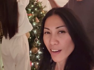 Gaya Anggun C Sasmi Hias Pohon Natal Bareng Suami & Anak Gadis, Curi Atensi
