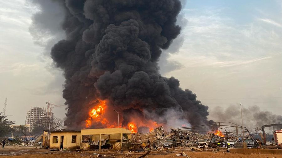 Api berkobar pasca ledakan di terminal minyak di Conakry, Guinea, 18 Desember 2023, dalam tangkapan layar yang diperoleh dari video media sosial. (Rahul Prasad/via REUTERS)