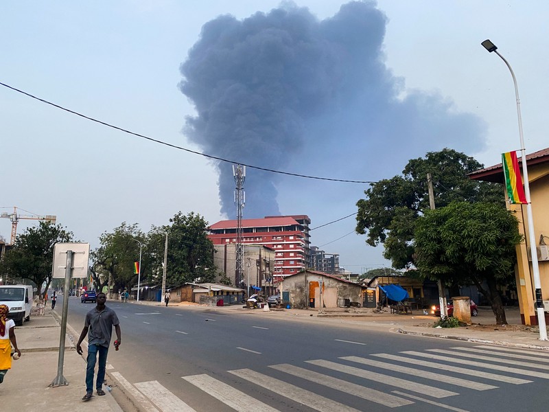 Api berkobar pasca ledakan di terminal minyak di Conakry, Guinea, 18 Desember 2023, dalam tangkapan layar yang diperoleh dari video media sosial. Api berkobar pasca ledakan di terminal minyak di Conakry, Guinea, 18 Desember 2023, dalam tangkapan layar yang diperoleh dari video media sosial. (Rahul Prasad/via REUTERS)