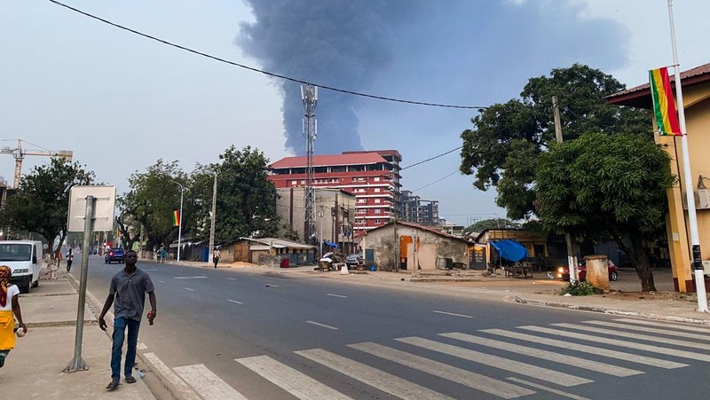 Api berkobar pasca ledakan di terminal minyak di Conakry, Guinea, 18 Desember 2023, dalam tangkapan layar yang diperoleh dari video media sosial. (Rahul Prasad/via REUTERS)