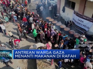  Antrean Warga Gaza Menanti Makanan di Rafah