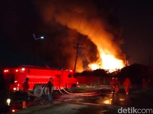 Gudang Tiner Kalianak Surabaya Terbakar Hebat, Terdengar 12 Kali Ledakan