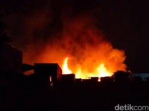 Kebakaran Gudang Tiner Kalianak Surabaya Diduga karena Korsleting Listrik