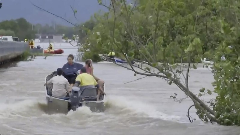 Pemandangan udara menunjukkan banjir akibat hujan lebat dan air mengalir melalui Sungai Barron, di Cairns, Queensland, Australia 18 Desember 2023 dalam tangkapan layar yang diperoleh dari video media sosial. (Brent Paterson/via REUTERS)