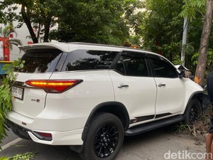 Fortuner Ringsek Tabrak Pohon di Gayung Kebonsari Surabaya