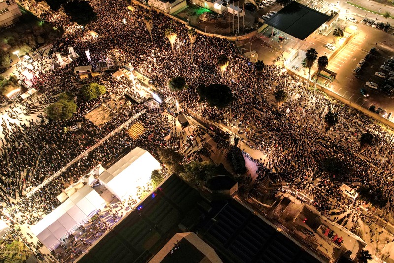 Foto udara menujukkan, Ratusan kerabat dan pendukung berunjuk rasa untuk pembebasan sandera yang diculik kelompok Hamas di Tel Aviv, Israel, Sabtu (16/12/2023). (REUTERS/Amir Goldstein) Foto udara menujukkan, Ratusan kerabat dan pendukung berunjuk rasa untuk pembebasan sandera yang diculik kelompok Hamas di Tel Aviv, Israel, Sabtu (16/12/2023). (REUTERS/Amir Goldstein)