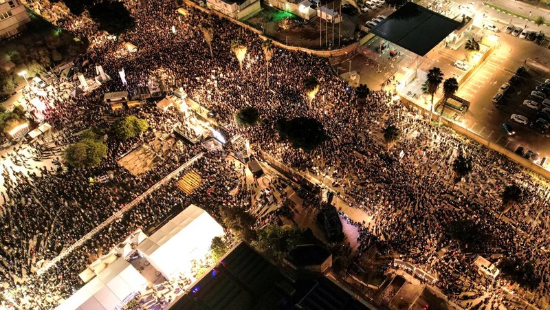 Foto udara menujukkan, Ratusan kerabat dan pendukung berunjuk rasa untuk pembebasan sandera yang diculik kelompok Hamas di Tel Aviv, Israel, Sabtu (16/12/2023). (REUTERS/Amir Goldstein)