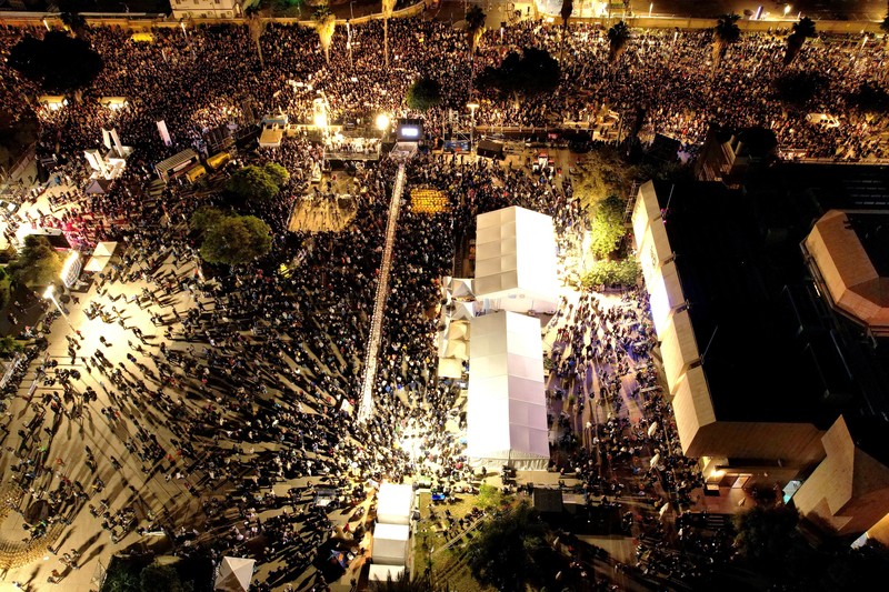 Foto udara menujukkan, Ratusan kerabat dan pendukung berunjuk rasa untuk pembebasan sandera yang diculik kelompok Hamas di Tel Aviv, Israel, Sabtu (16/12/2023). (REUTERS/Amir Goldstein)