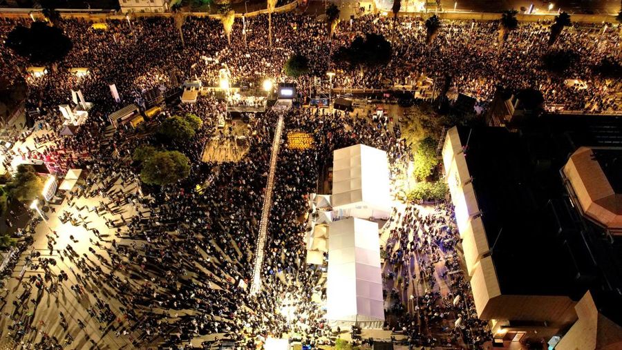 Foto udara menujukkan, Ratusan kerabat dan pendukung berunjuk rasa untuk pembebasan sandera yang diculik kelompok Hamas di Tel Aviv, Israel, Sabtu (16/12/2023). (REUTERS/Amir Goldstein)