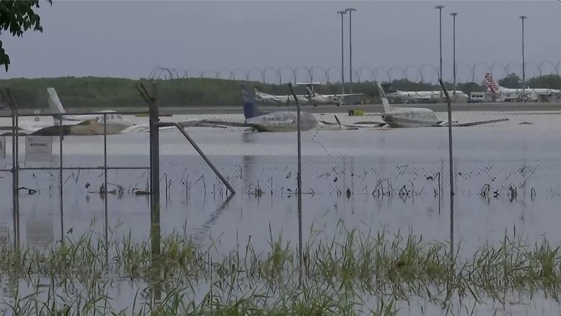 Pemandangan udara menunjukkan banjir akibat hujan lebat dan air mengalir melalui Sungai Barron, di Cairns, Queensland, Australia 18 Desember 2023 dalam tangkapan layar yang diperoleh dari video media sosial. Pemandangan udara menunjukkan banjir akibat hujan lebat dan air mengalir melalui Sungai Barron, di Cairns, Queensland, Australia 18 Desember 2023 dalam tangkapan layar yang diperoleh dari video media sosial. (Brent Paterson/via REUTERS)