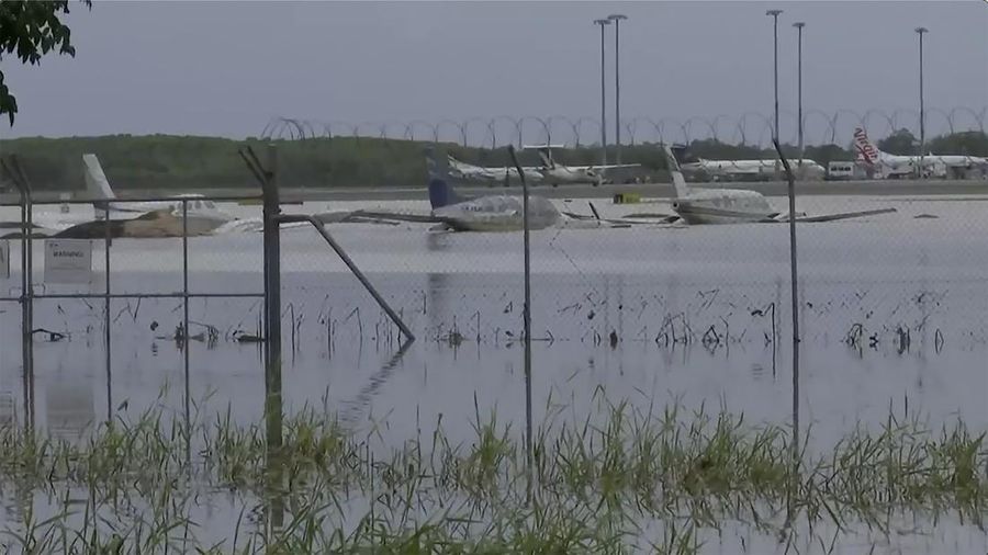 Pemandangan udara menunjukkan banjir akibat hujan lebat dan air mengalir melalui Sungai Barron, di Cairns, Queensland, Australia 18 Desember 2023 dalam tangkapan layar yang diperoleh dari video media sosial. (Brent Paterson/via REUTERS)