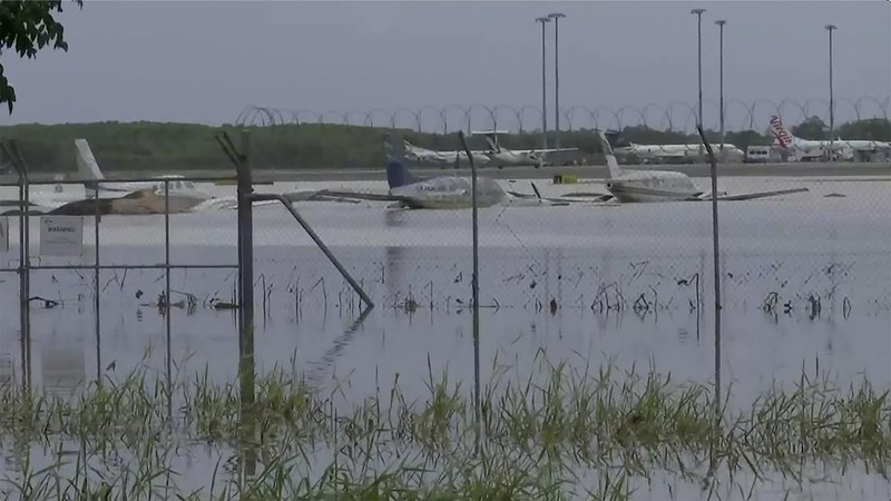 Pemandangan udara menunjukkan banjir akibat hujan lebat dan air mengalir melalui Sungai Barron, di Cairns, Queensland, Australia 18 Desember 2023 dalam tangkapan layar yang diperoleh dari video media sosial. (Brent Paterson/via REUTERS)